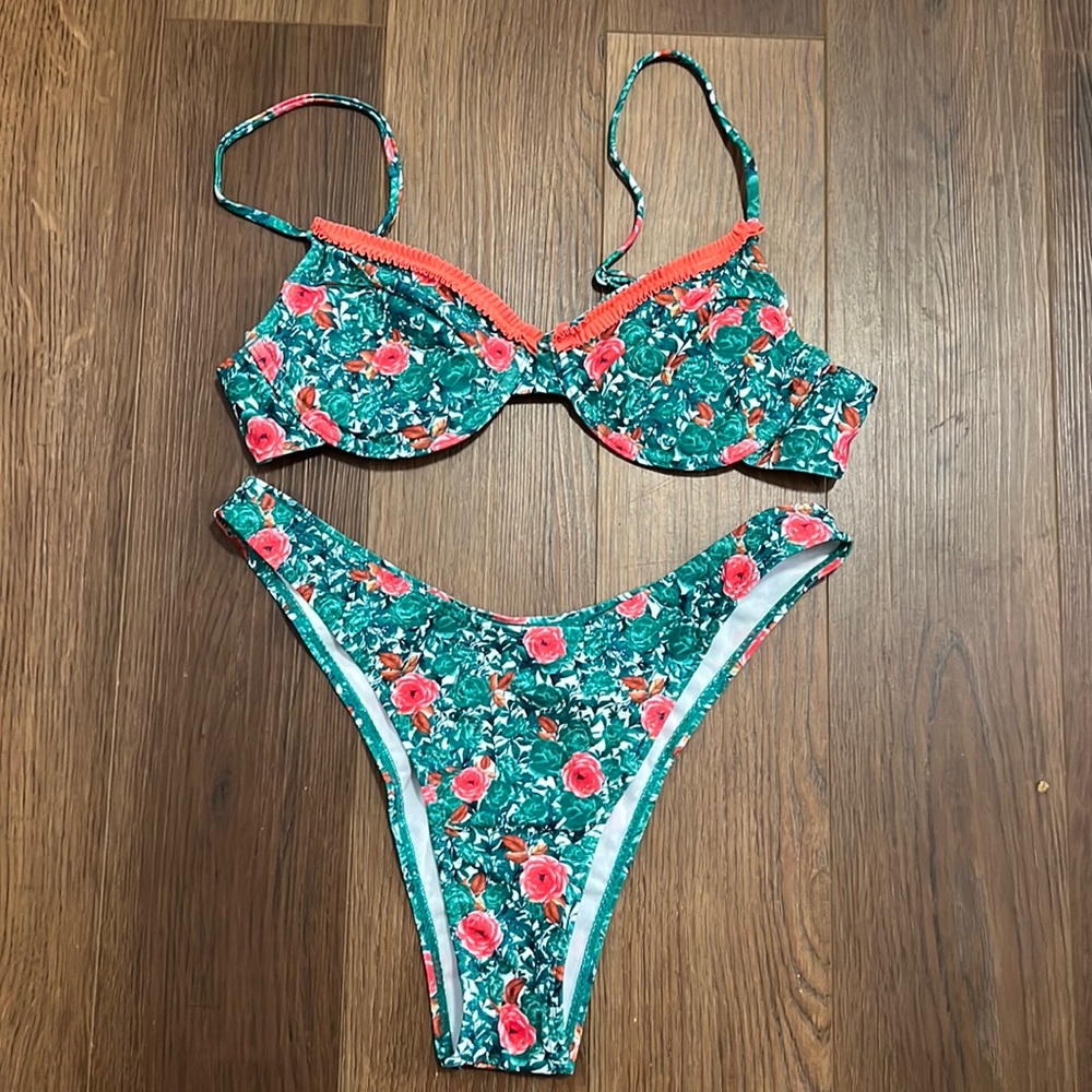 NWOT Floerns Floral Frill Trim High Cut Bikini Medium 2 piece bathing suit